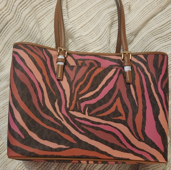 MUST GO!!! MAKE AN OFFER! Michael Kors RARE Red and Pink large Purse - Picture 4 of 5